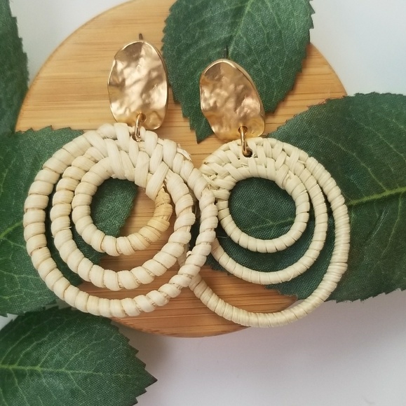 Hot Fashion Earrings - Picture 1 of 1